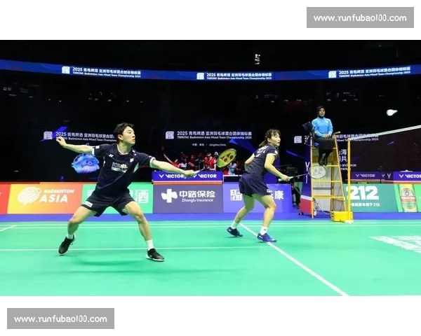 激烈对决瞬间展现羽毛球赛场精彩竞技风采